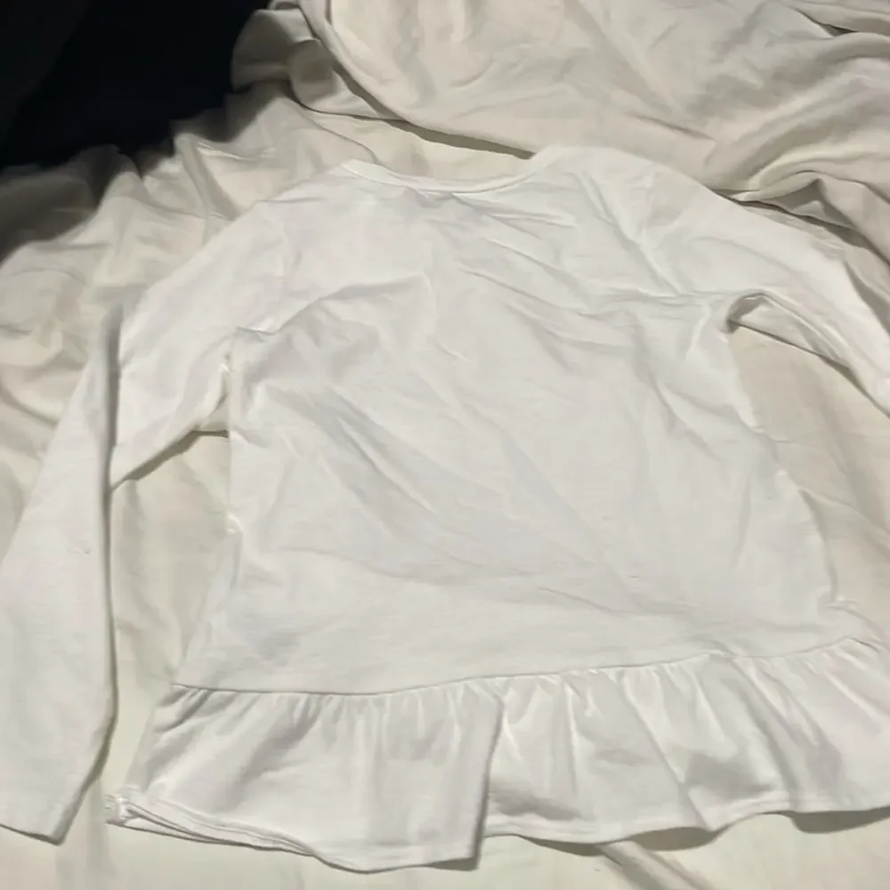 Oshkosh by gosh 6/6x white long sleeve offset ruffled hem t euc
